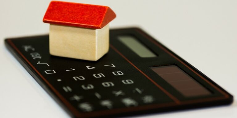casa-sobre-una-calculadora-1