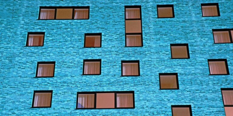 pared-azul-con-ventanas